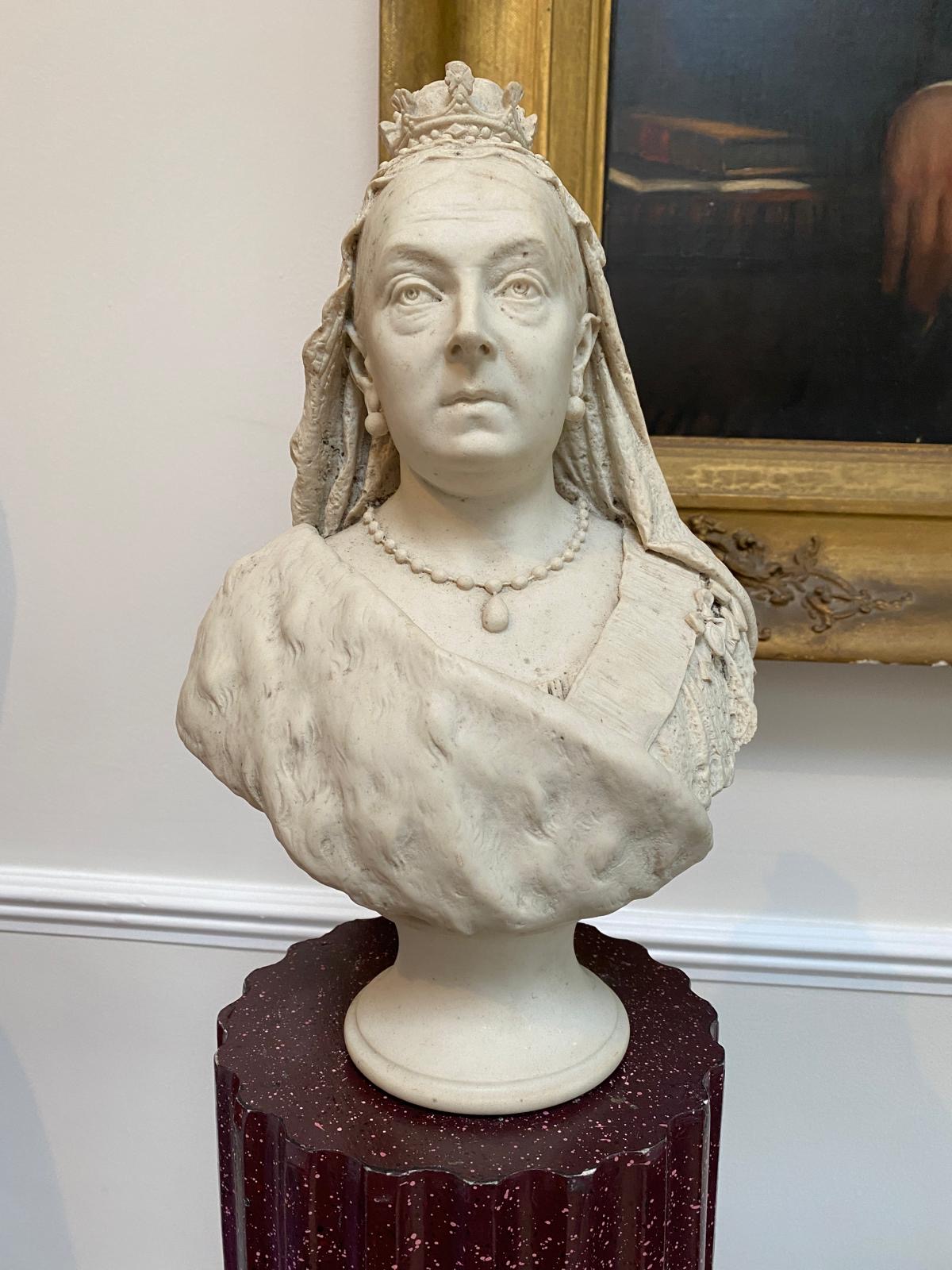 A modern bust of Queen Victoria, height 35cm